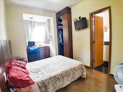 Suíte Espaçosa Com Closet e Escrivaninha