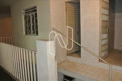 02 Quartos e 02 banhos  nos Fundos - 1° nível
