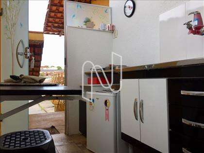 Cozinha com armários 