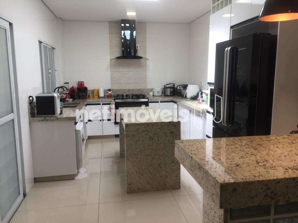 Casa principal cozinha com armários 