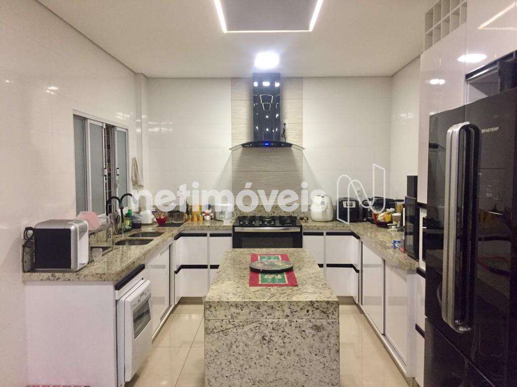 Casa principal cozinha com armários