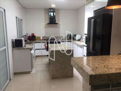 Casa principal cozinha com armários  