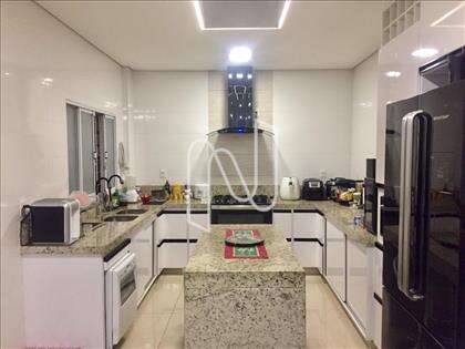 Casa principal cozinha com armários 