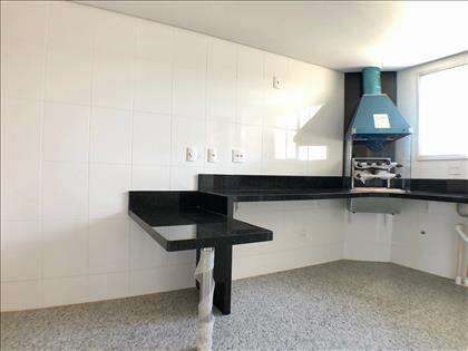 Cozinha Grande com Bancadas e Churrasqueira