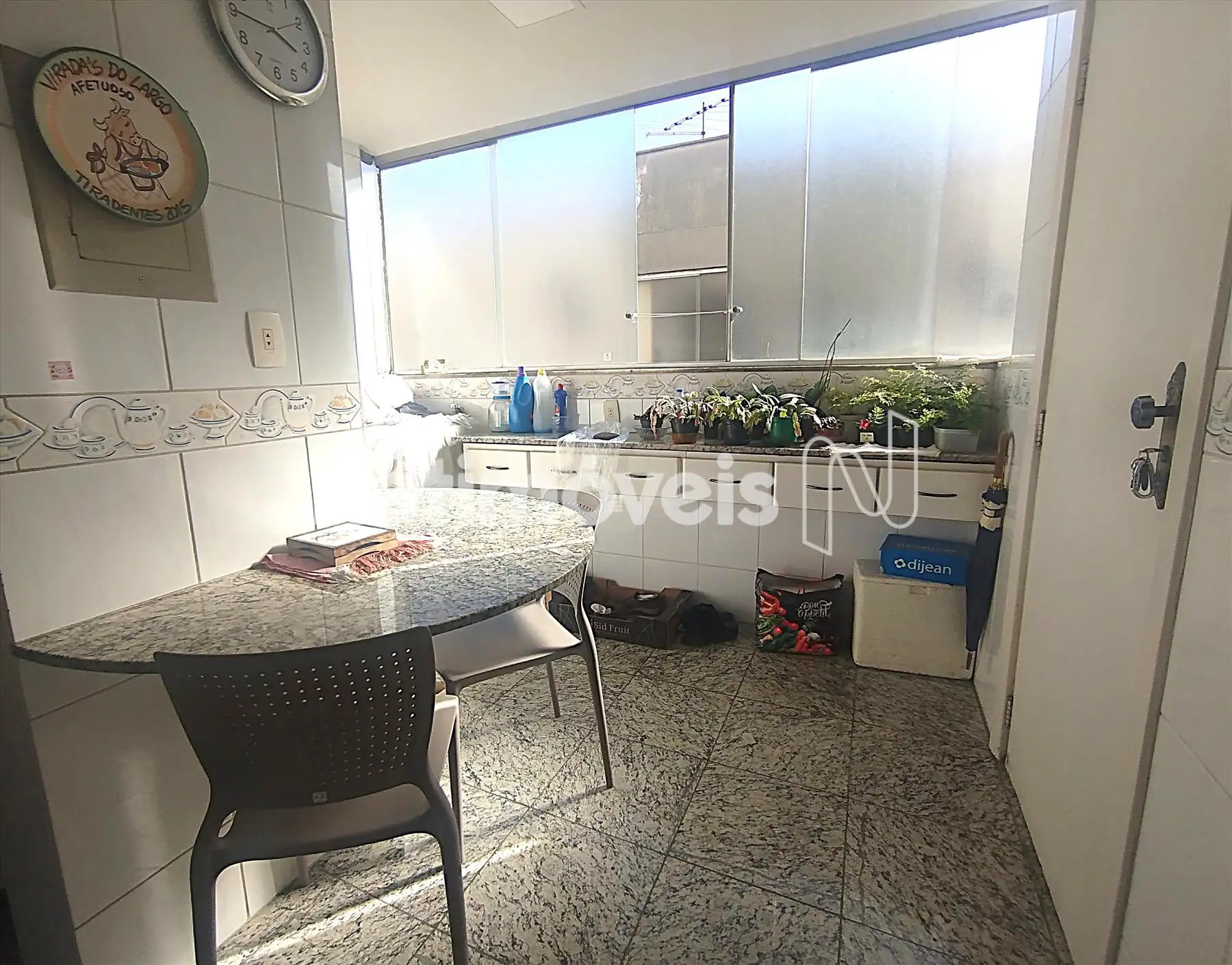 ÁREA DE SERVIÇO E BANCADA DE LANCHE RÁPIDO