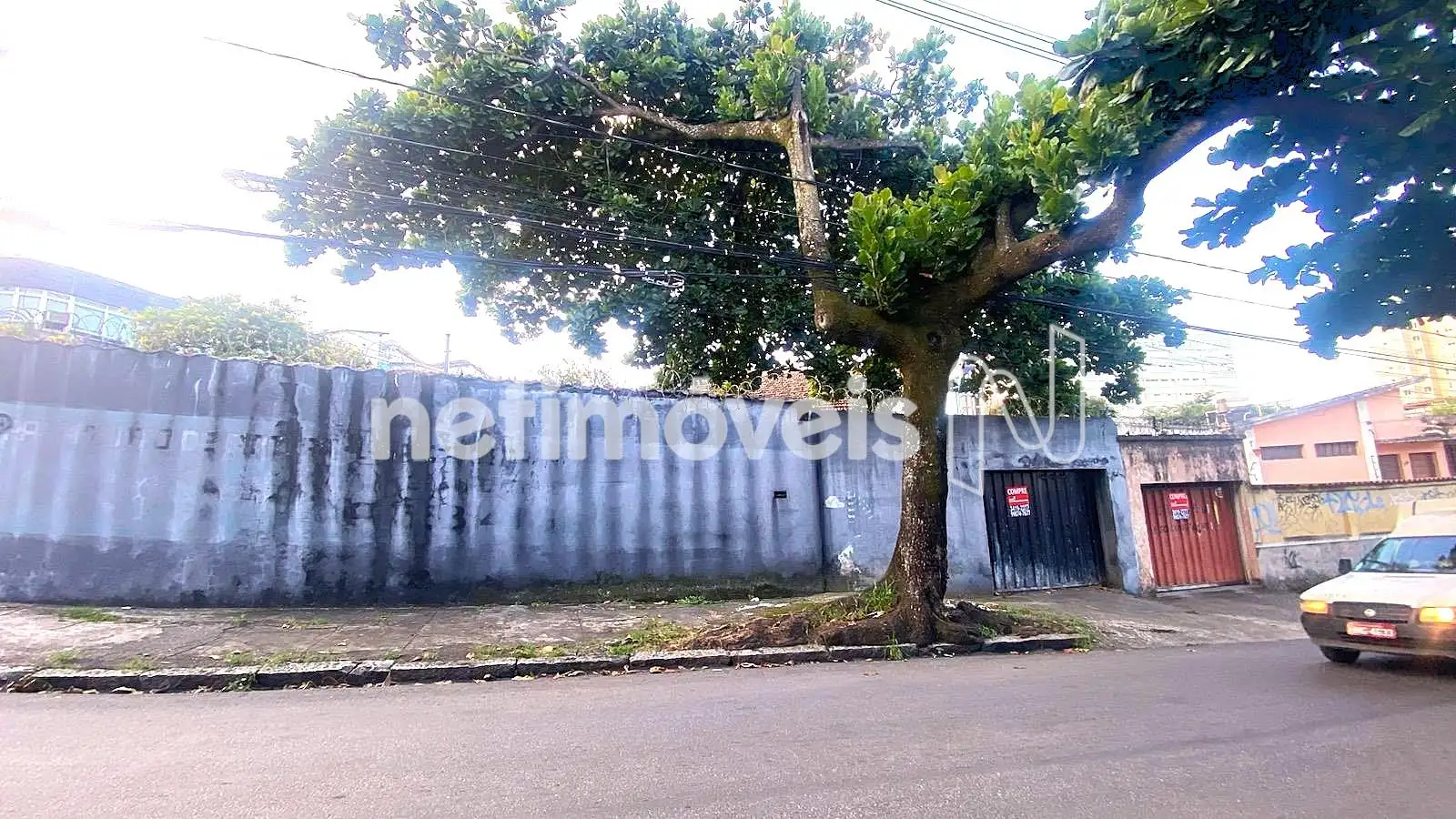 Frente para outra rua