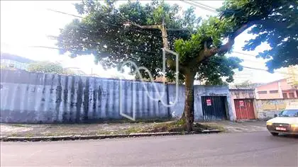 Frente para outra rua 