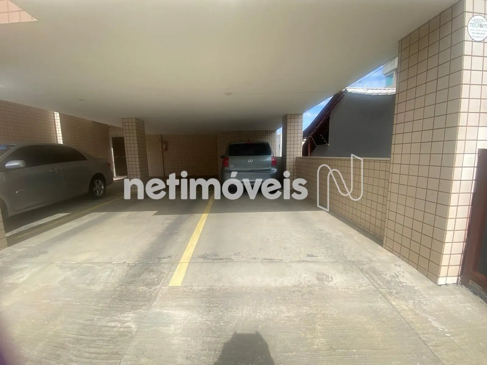 Duas vagas de garagemem linha