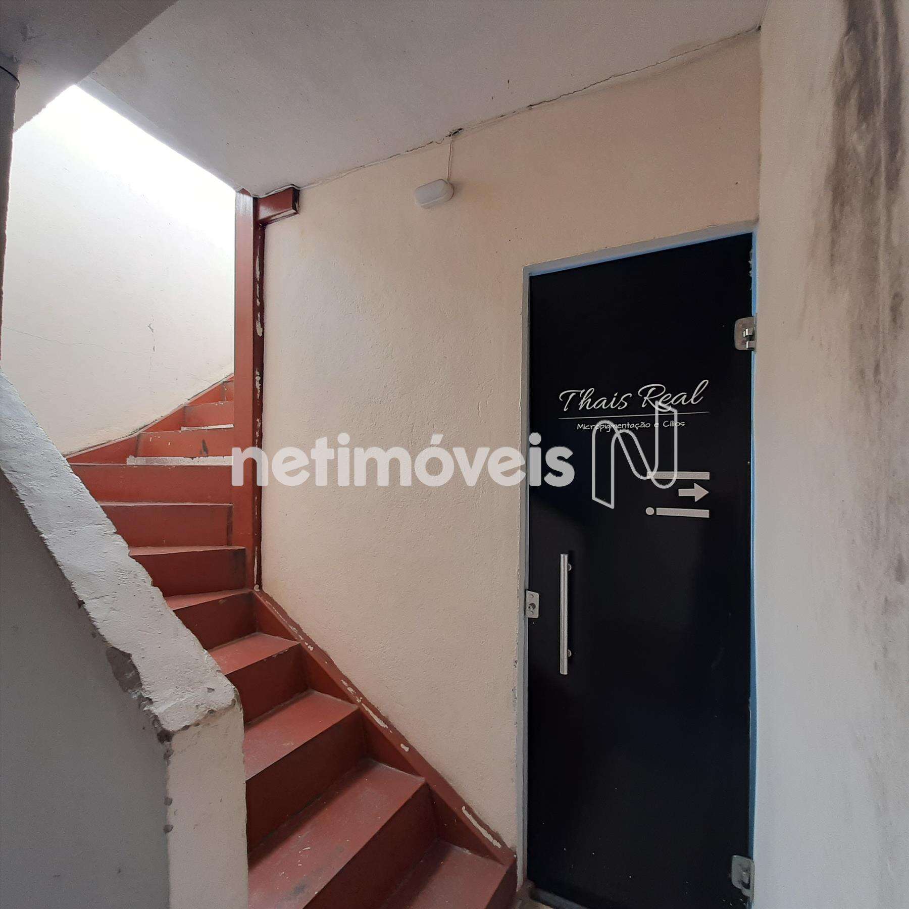 Porta da Loja e escada para 2º Piso