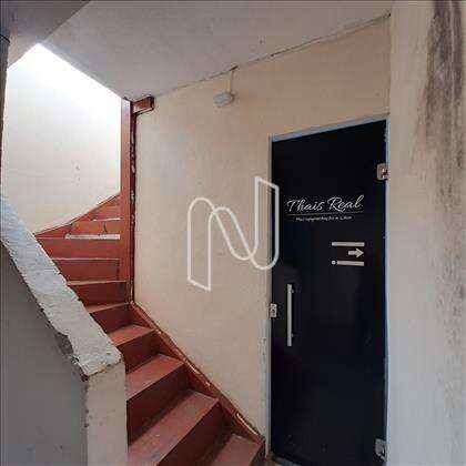 Porta da Loja e escada para 2º Piso 