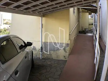 Entrada  e lateral da casa