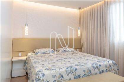 Quarto suíte com teto rebaixado e iluminação