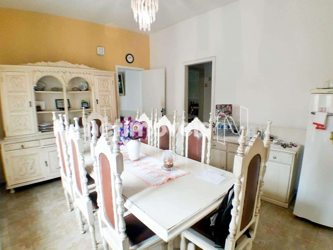 Copa muito ampla com lustre