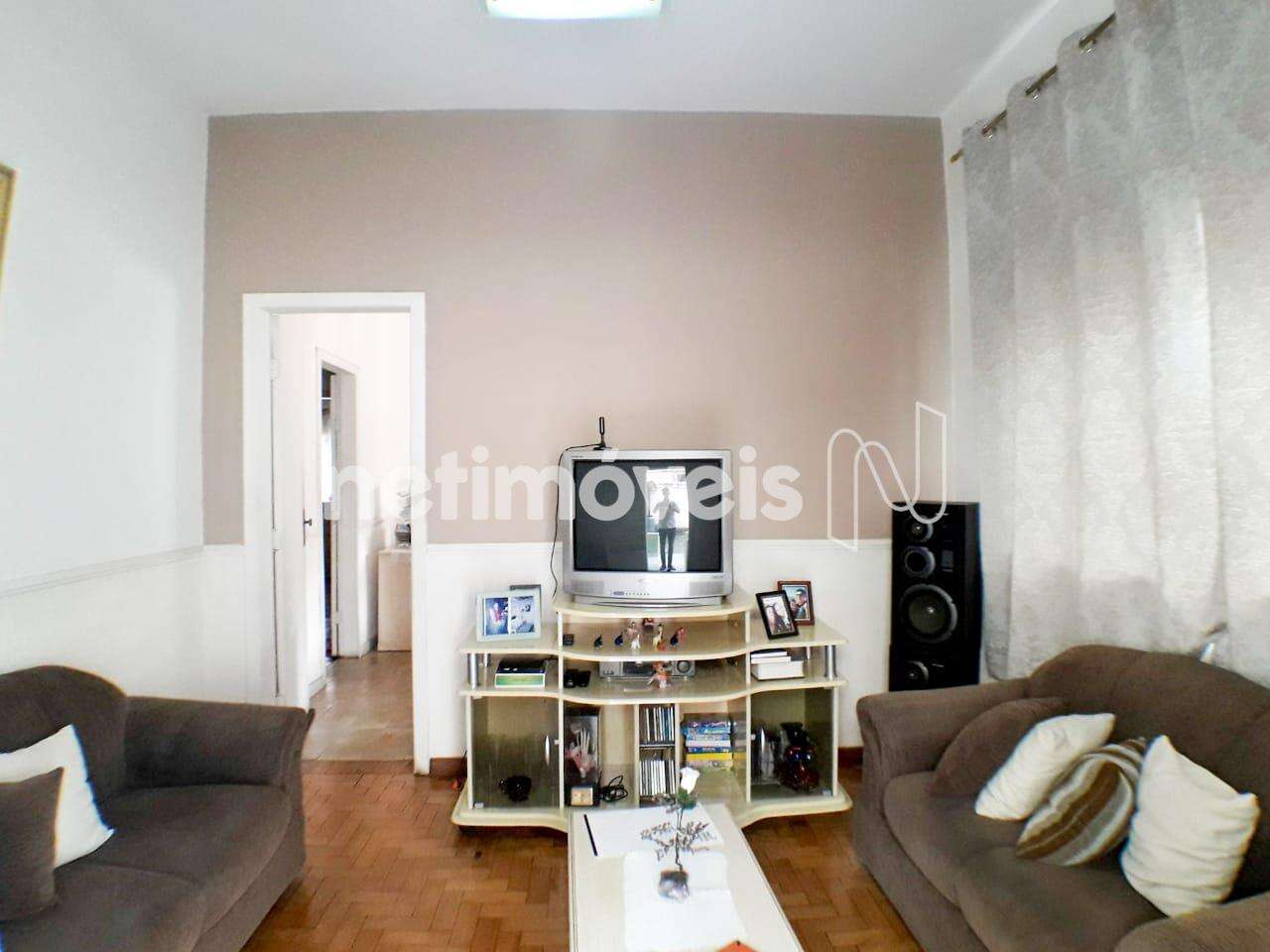 Sala ampla com lumiaria