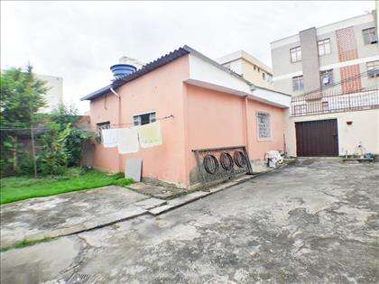  Salas comerciais vistas de dentro da casa