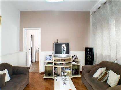 Sala ampla com lumiaria 