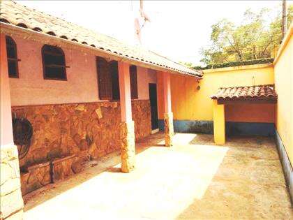 Área Lateral da Casa 