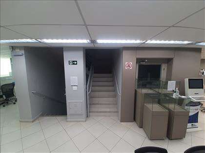 Escadas e elevador 