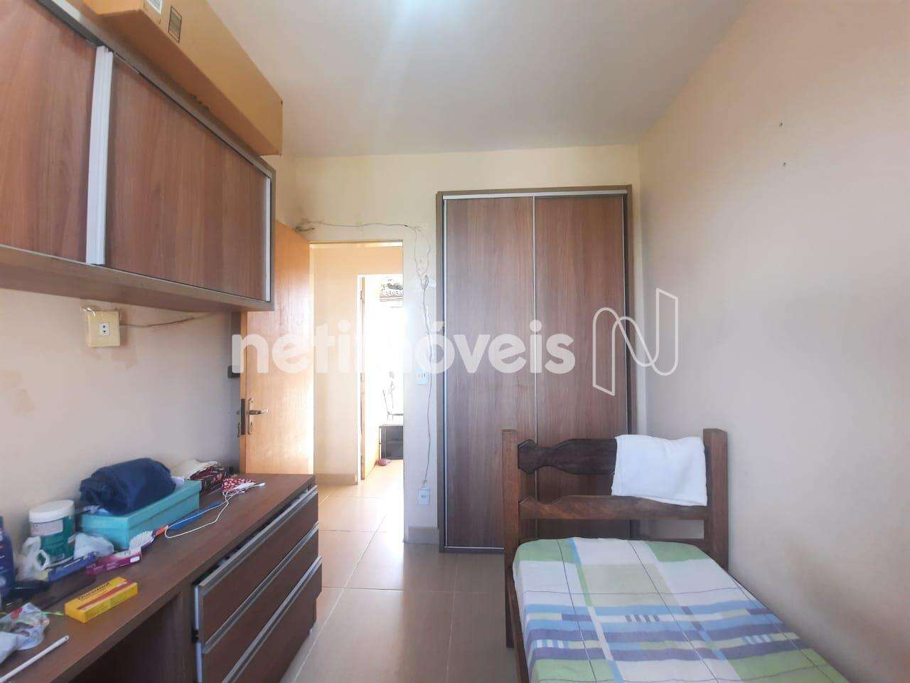 Quarto 01 com armários e escrivaninha
