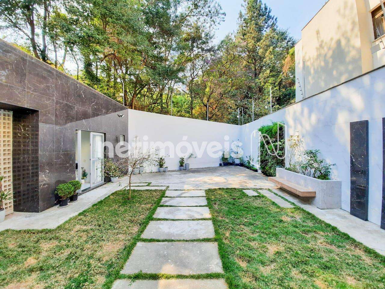 Área externa com gramado