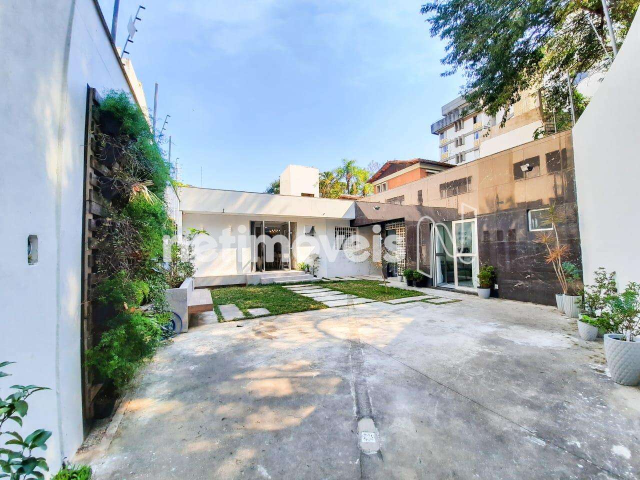 Área com parede em porcelanato