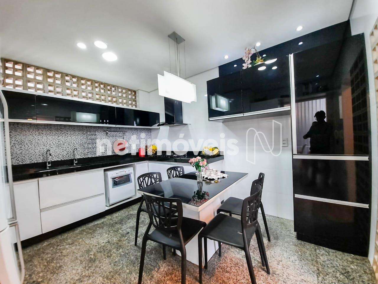 Cozinha ampla com armários