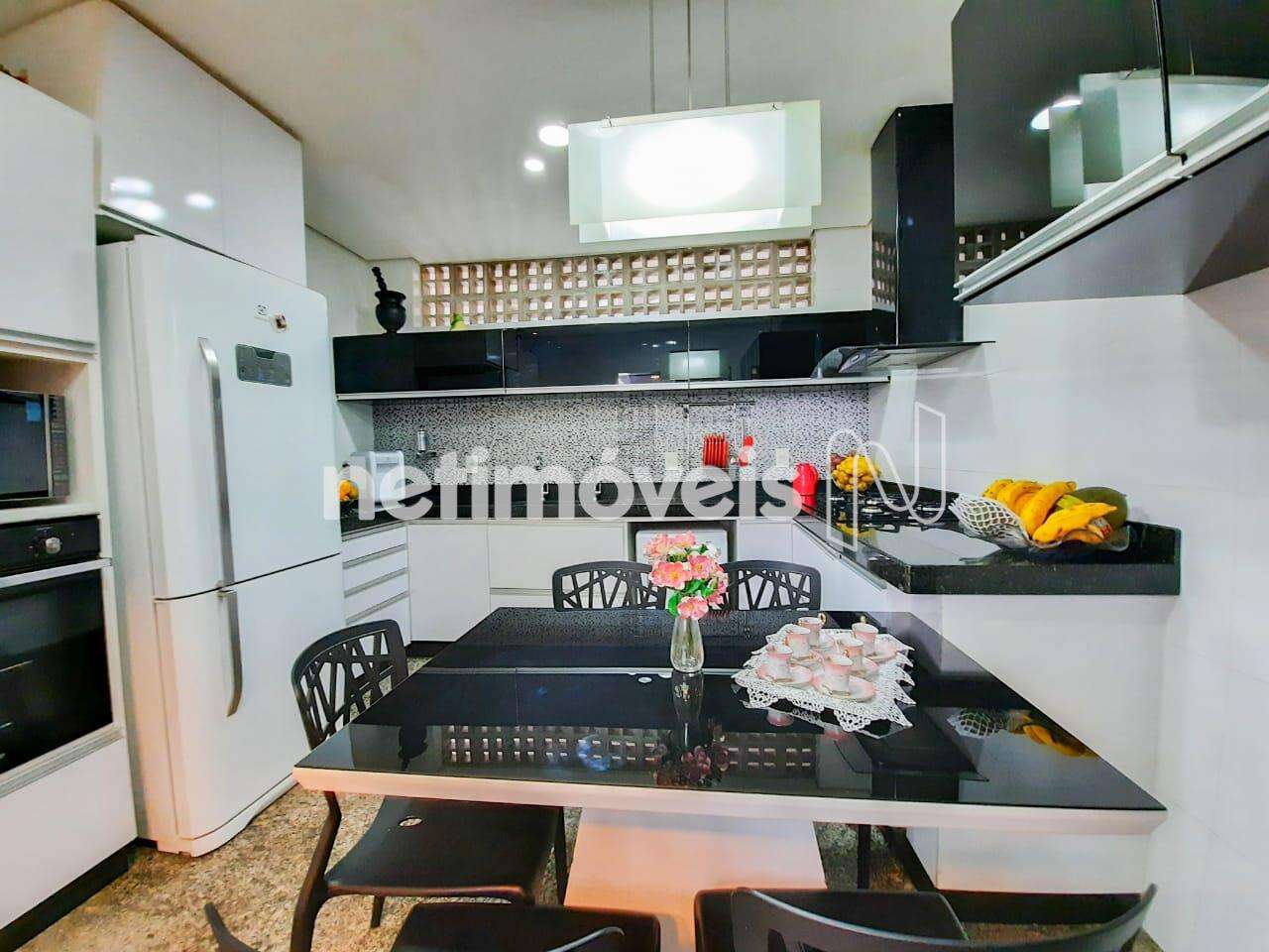 Cozinha com bancada em granito