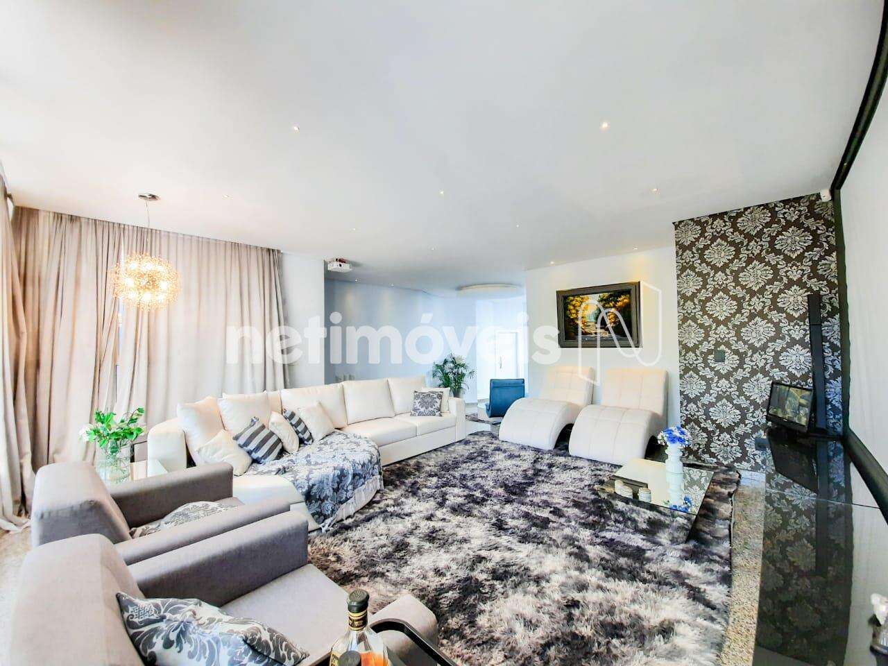 Amplo salão com iluminação embutida