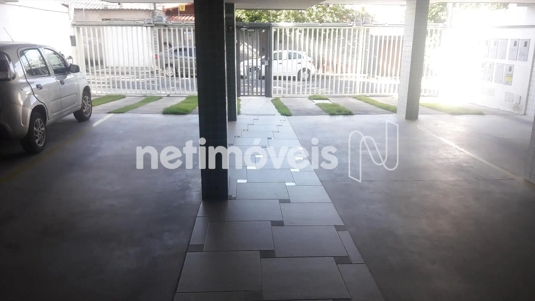 Pilotis, frente para rua 