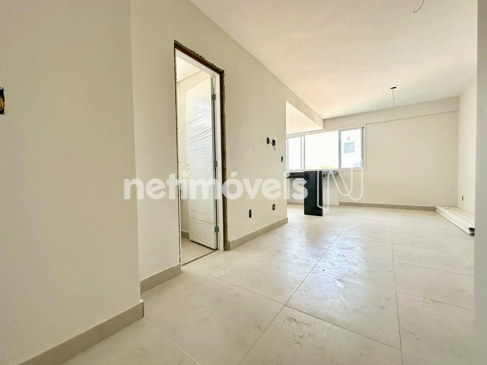 Salão p/ 02 Ambientes c/ Lavabo