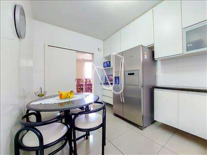 Cozinha com mesa para lanches rápidos