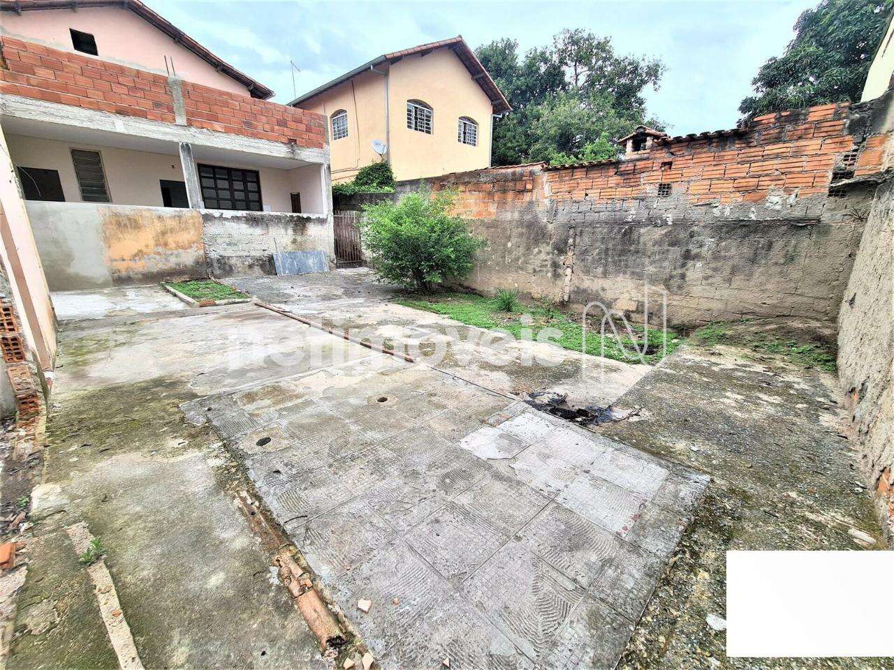 quintal nos fundos da casa