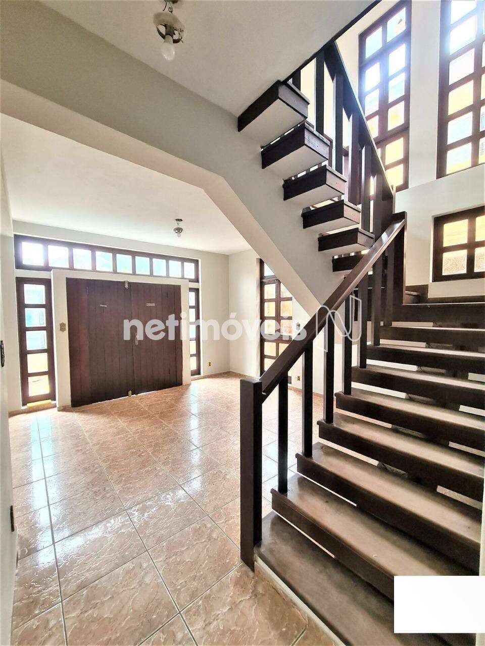 escada de acesso ao segundo piso