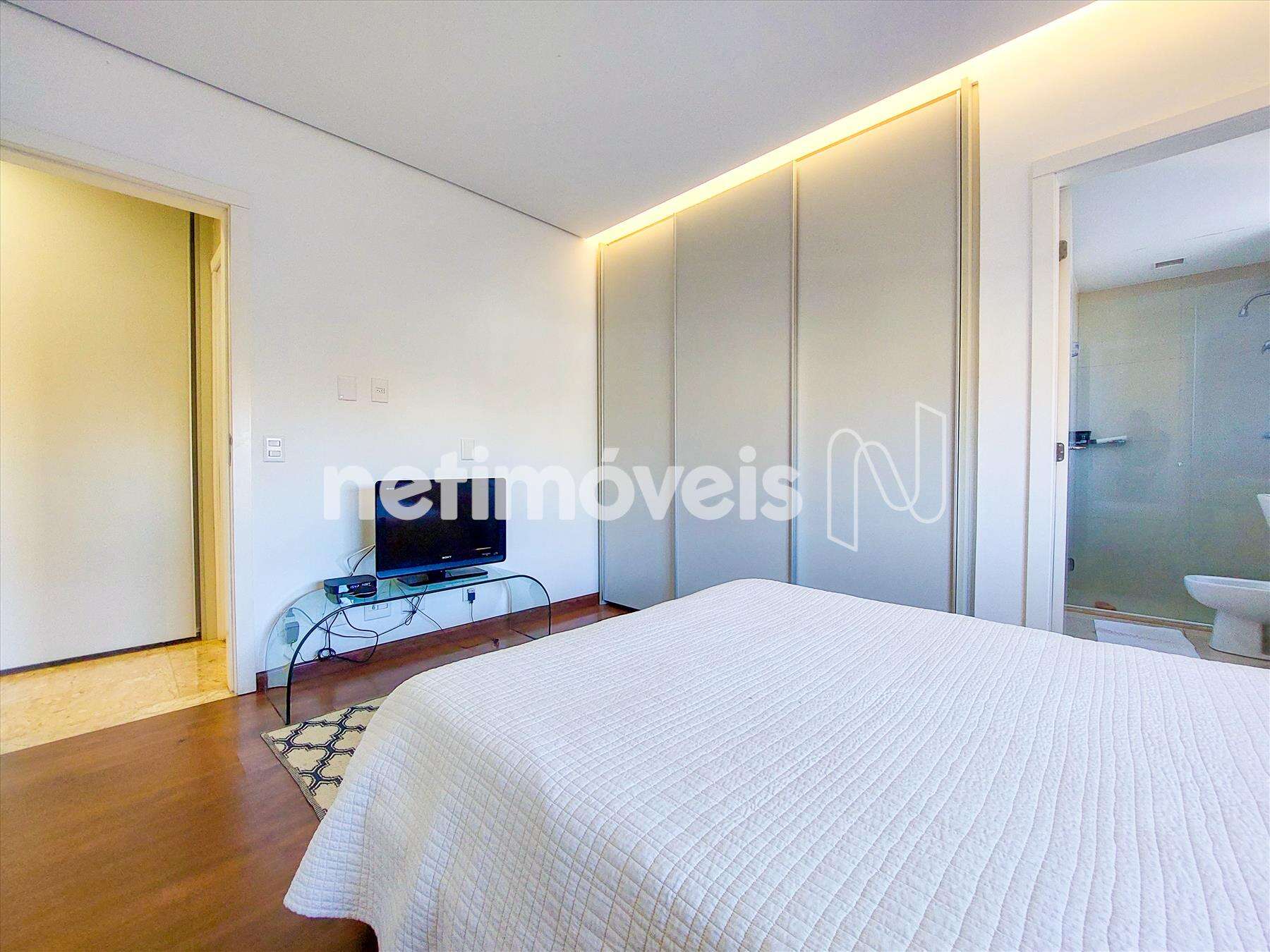 Suíte 02 com armários 