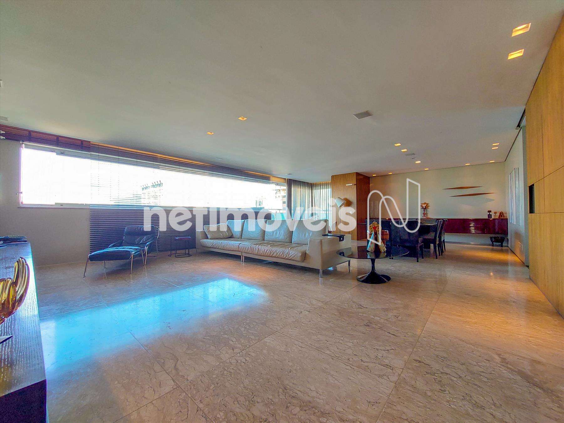 Sala com piso em mármore 