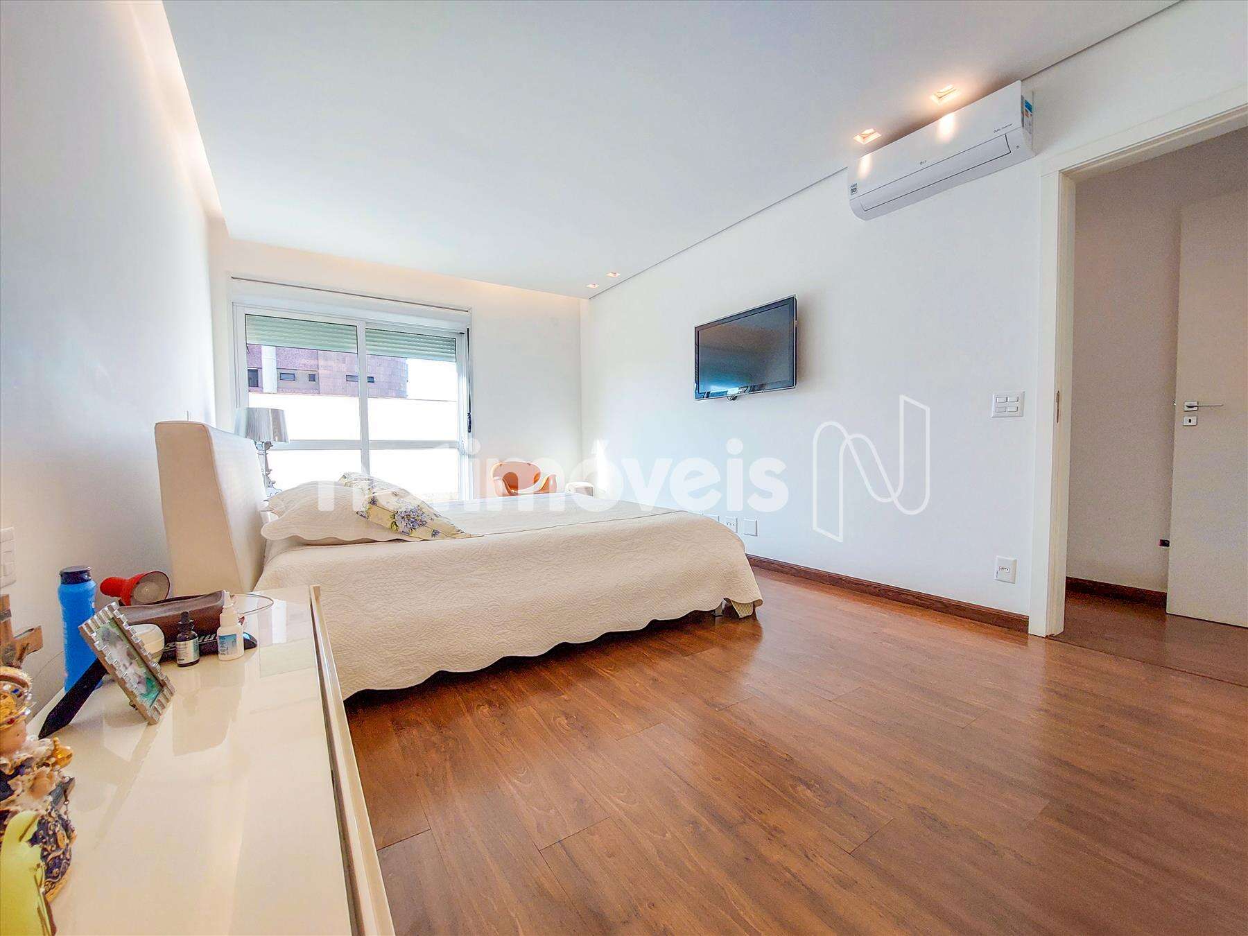 Suíte master com acesso a área externa