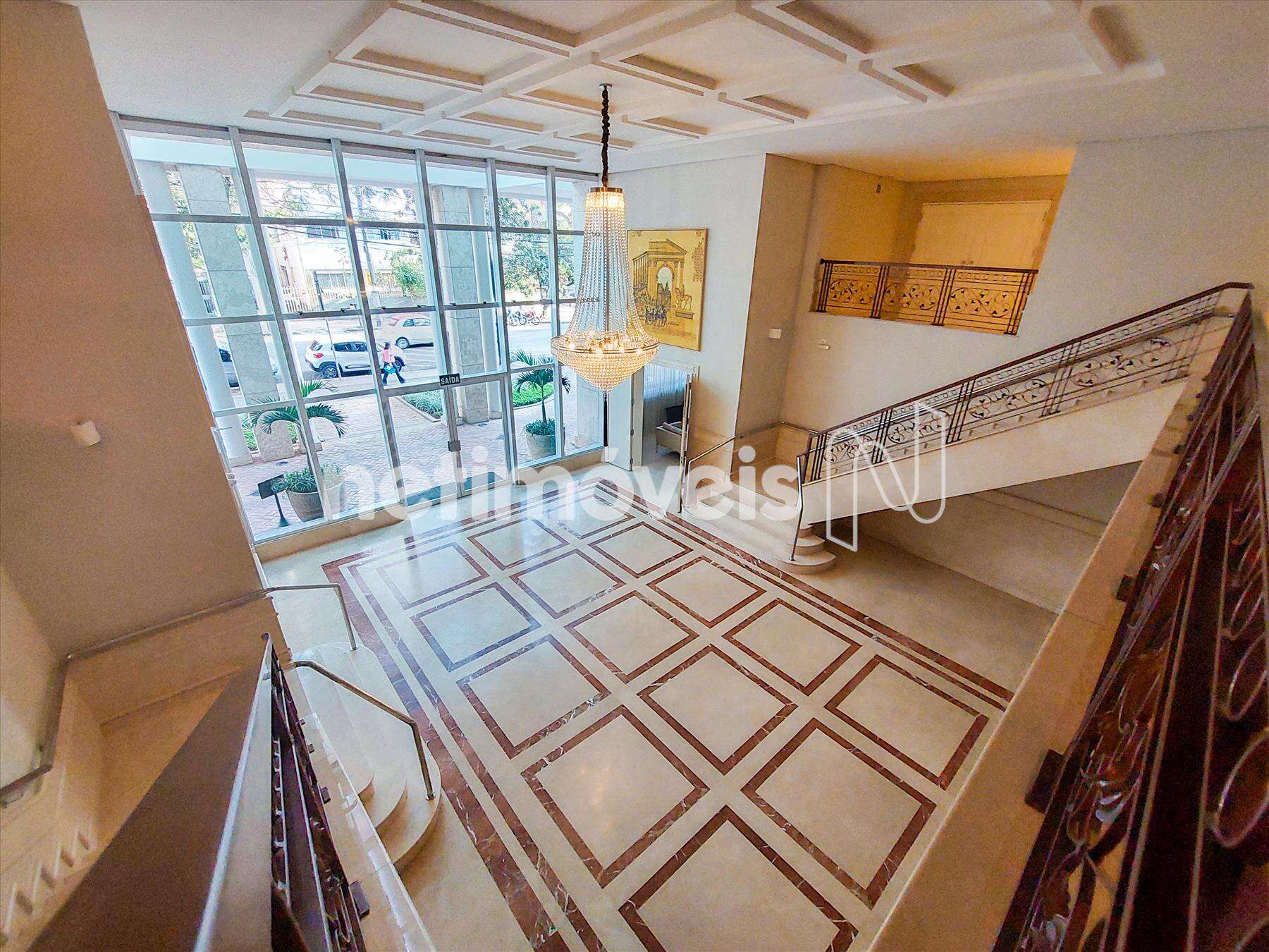 Hall com pé direito duplo 