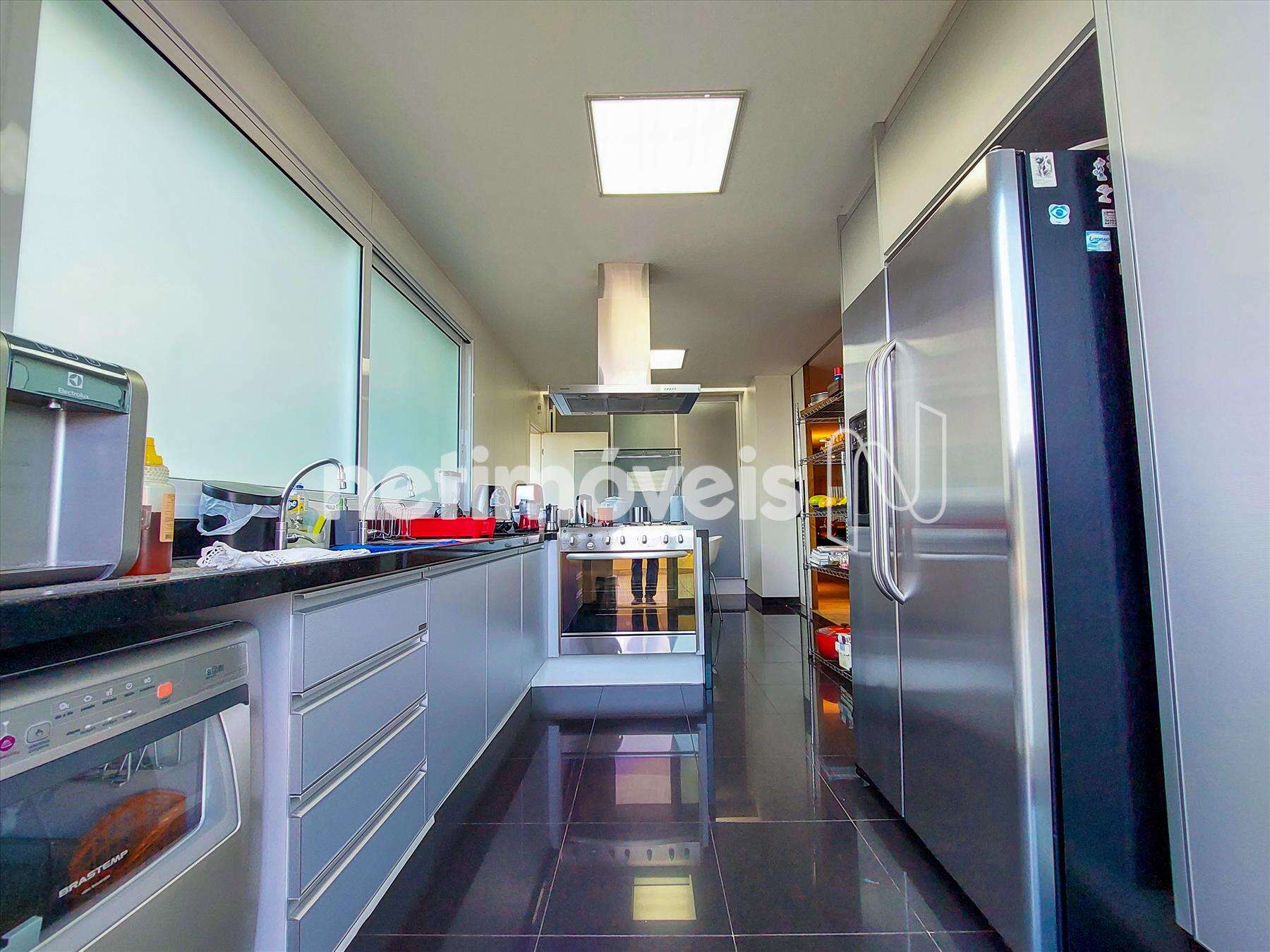 Cozinha com armários 