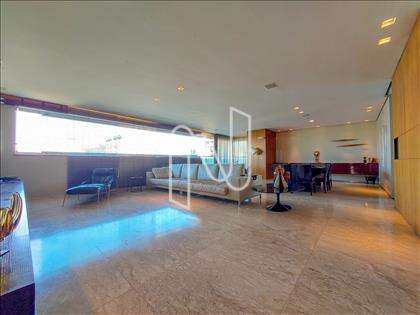 Sala com piso em mármore  