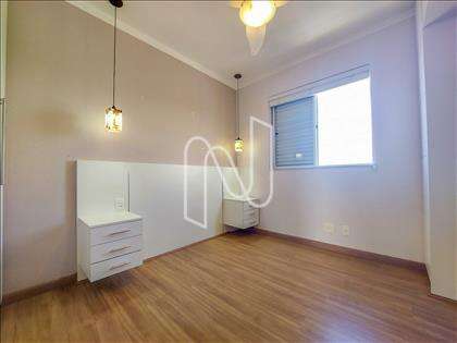 Quarto 03 com lustre