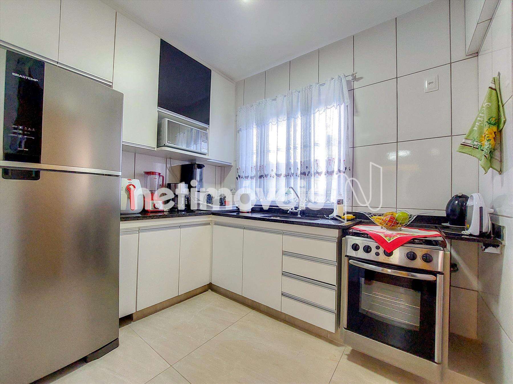 Cozinha ampla com armários 