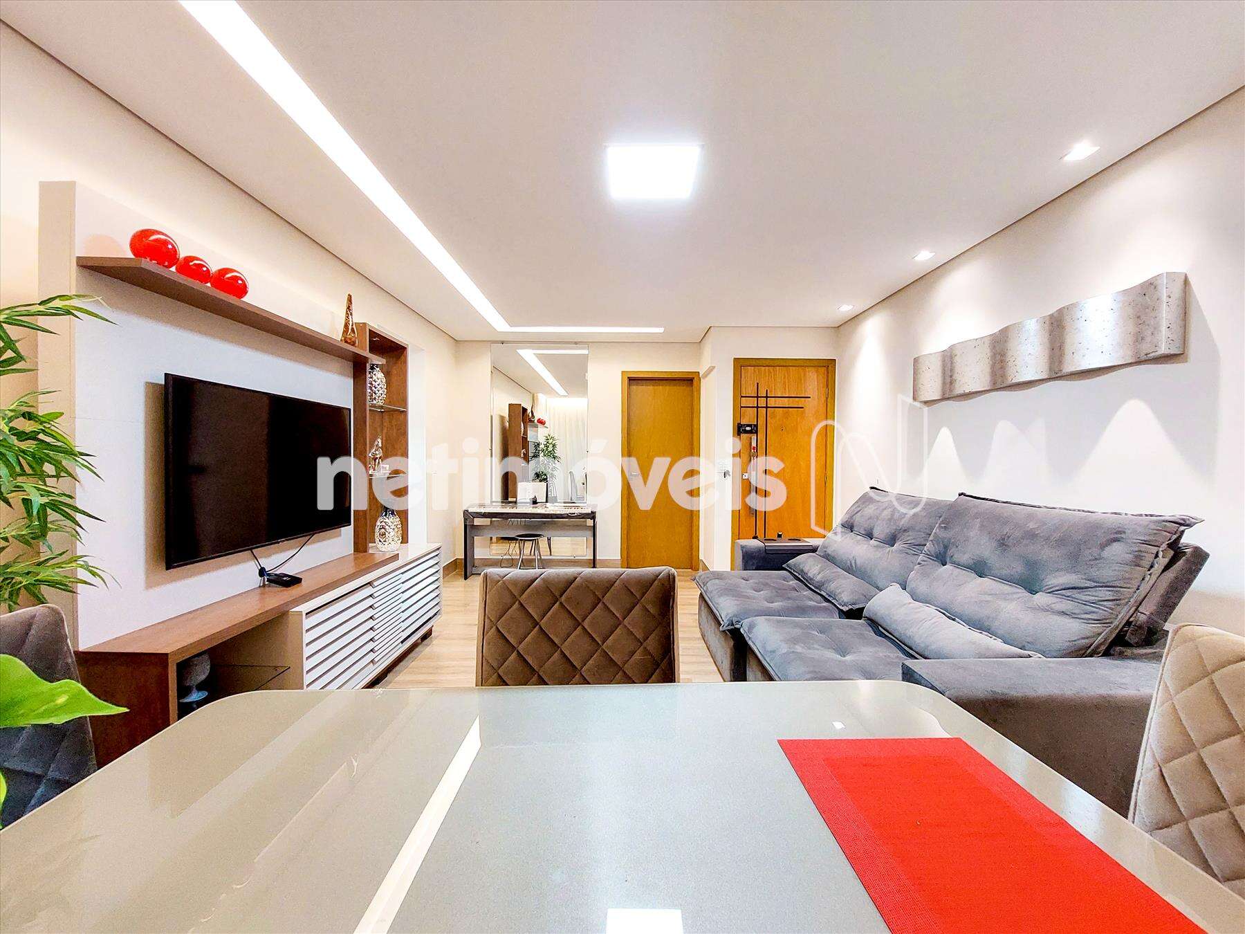 Sala com iluminação embutida