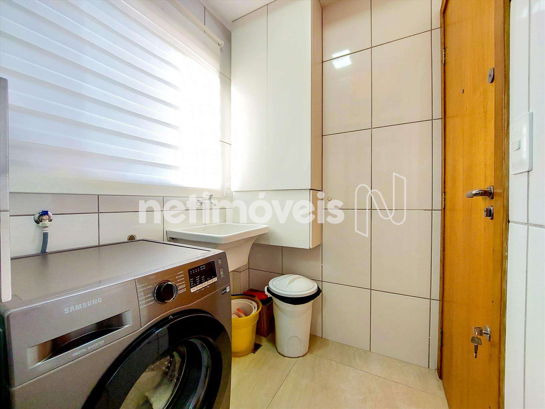 Área de serviços com saída de serviços