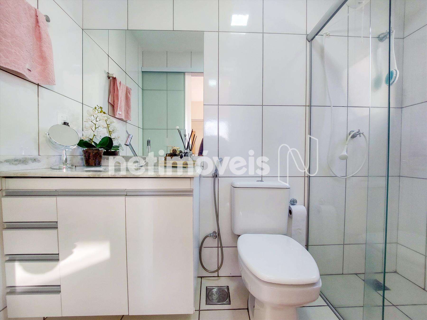 Banho suíte com armários