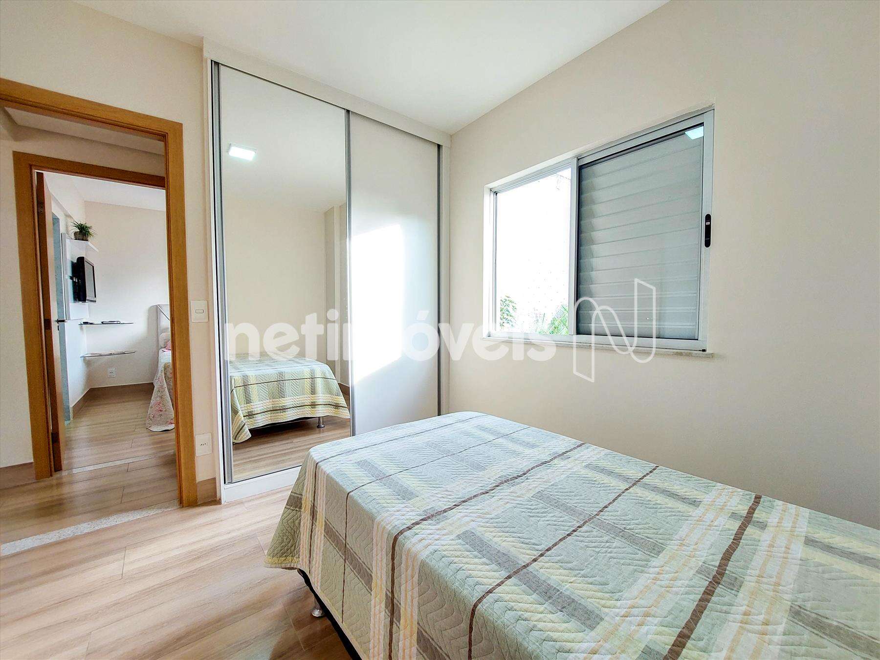 Quarto 02 com armários 