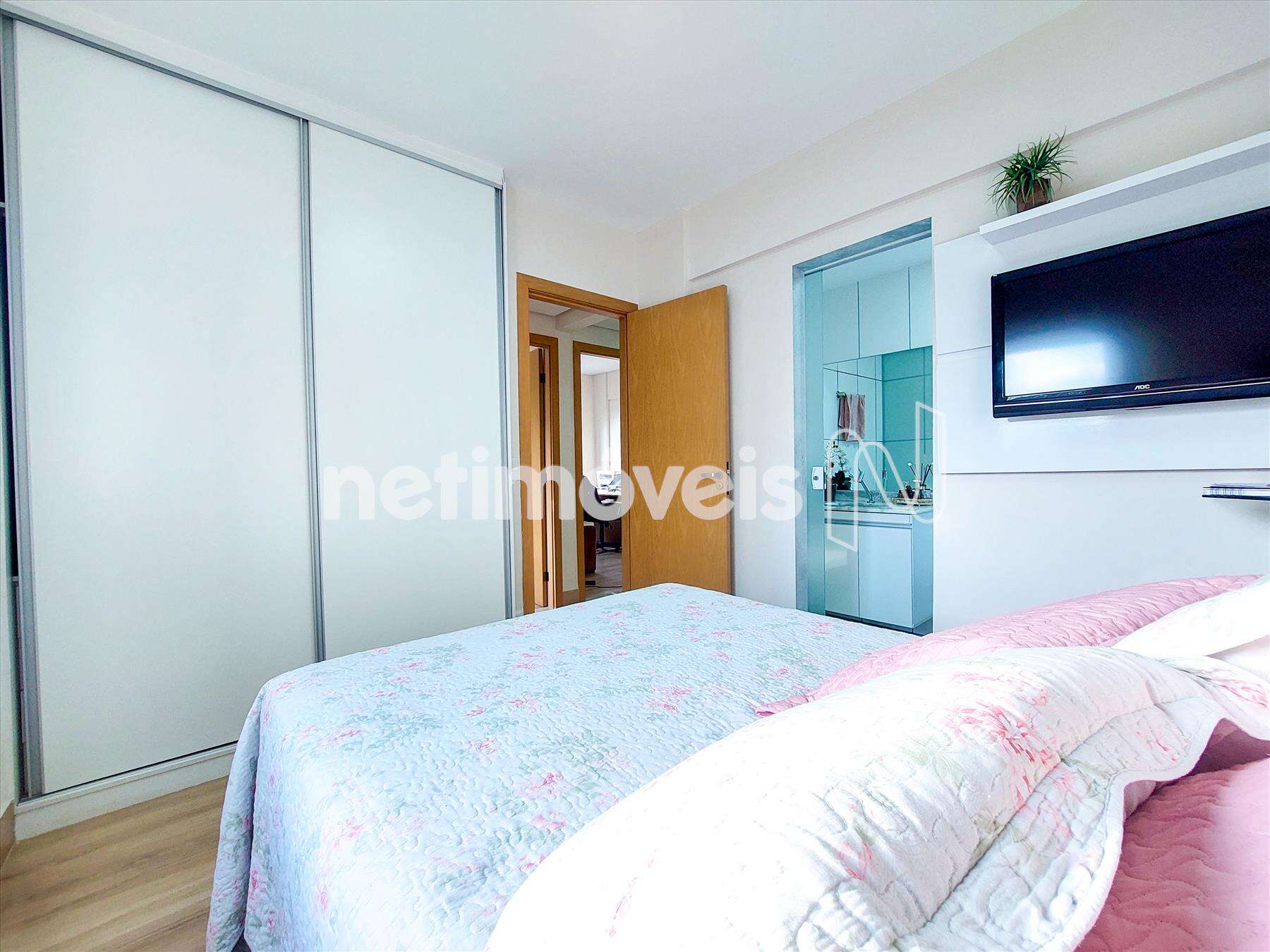 Quarto suíte com armários 