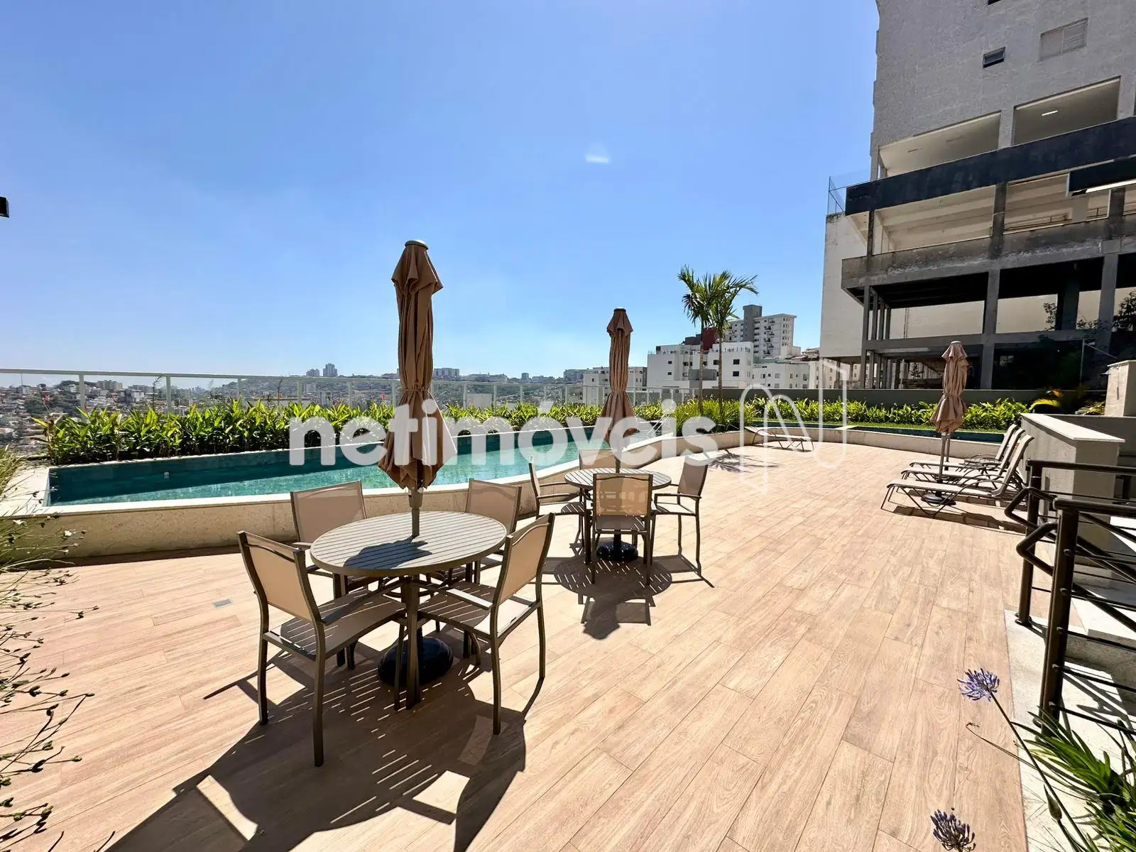 Prédio - Área de Piscinas