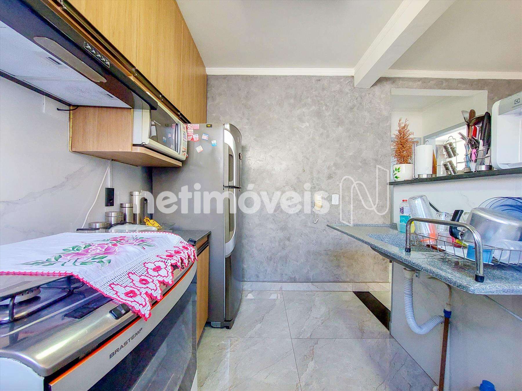 Cozinha ampla com armários 