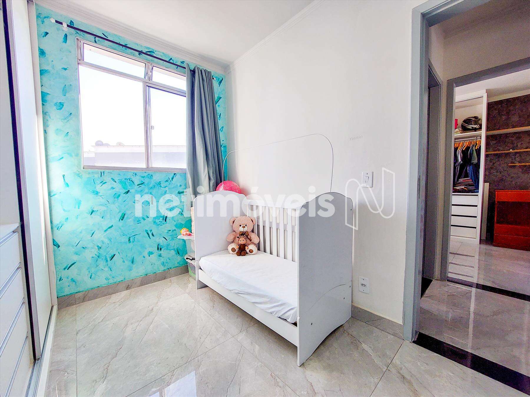 Quarto de solteiro com piso em porcelanato