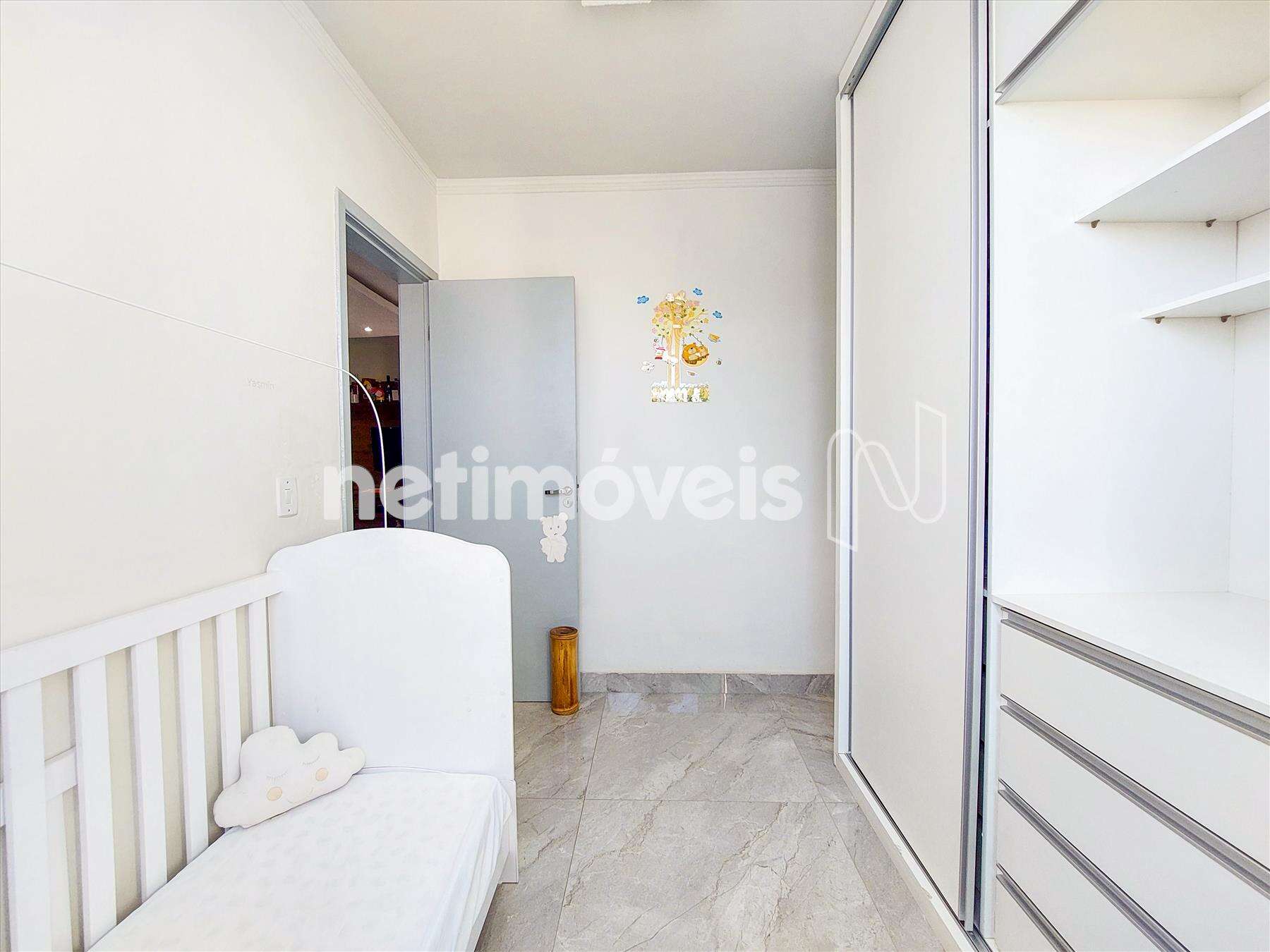 Quarto de solteiro com armários 